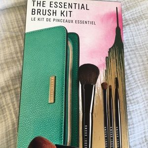 NIB Essential Brush Kit 5 Piece Set- BOBBI BROWN